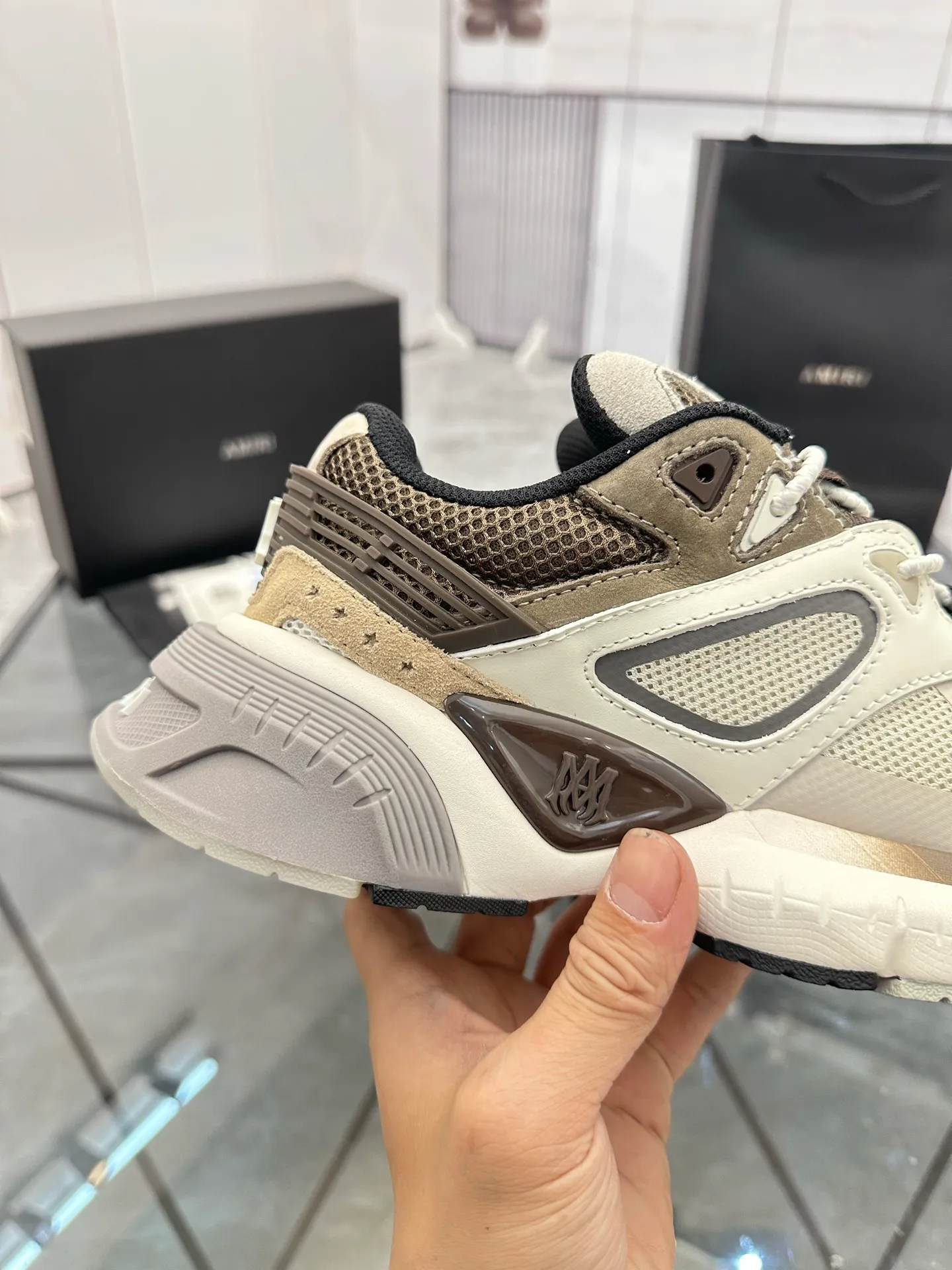 Men's shoes: 💰P720¥ Guangzhou top quality Product trademark: AMIRI* "Amir*" low-top casual shoes Regular size: 39-44 (can be customized to 45) Product materials: upper imported first-layer cowhide stitching original material, breathable lining, original outsole. Number: 525